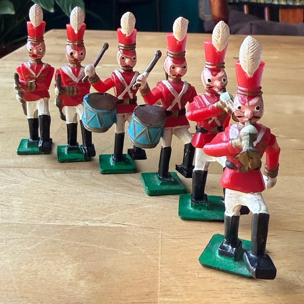 6 Vintage Disney Babes In Toyland Plastic handpainted Soldier figurines